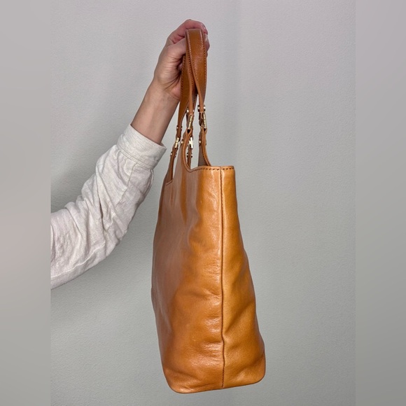 NWT Tory Burch Bombe Tote Tan with dust bag - Picture 9 of 14